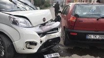 Sokak Arasında İki Araç Kafa Kafaya Çarpıştı: 2 Yaralı