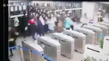 Chinese students rush into library to get study spot ahead of finals