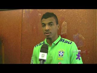 Seleção treina sob chuva em Paris