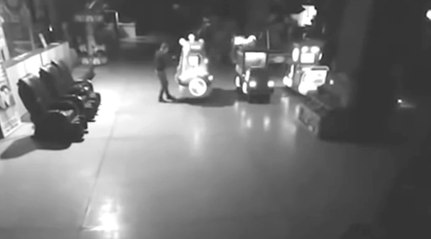 Un papa et son fils jouent dans un parc après la fermeture