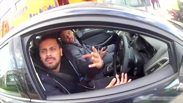 Un motard s'embrouille avec des automobilistes