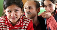 PKK'nın Şehit Ettiği Necmettin Öğretmenin Babası, Oğlunun Okuluna Gitti; Gözyaşları Sel Oldu