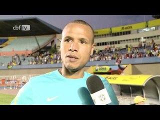 Luis Fabiano celebra retorno ao time brasileiro