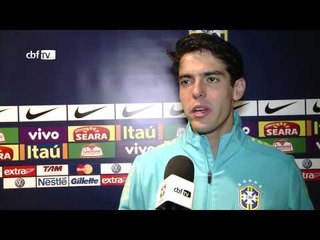 Kaká volta à Seleção, joga bem e marca gol