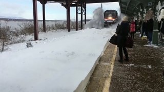 Amtrak Train Slams Passengers With Snow - Rhinecliff (New york)