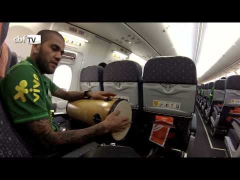 Dante e Daniel Alves comandam o pagode no vôo da Seleção para Goiânia