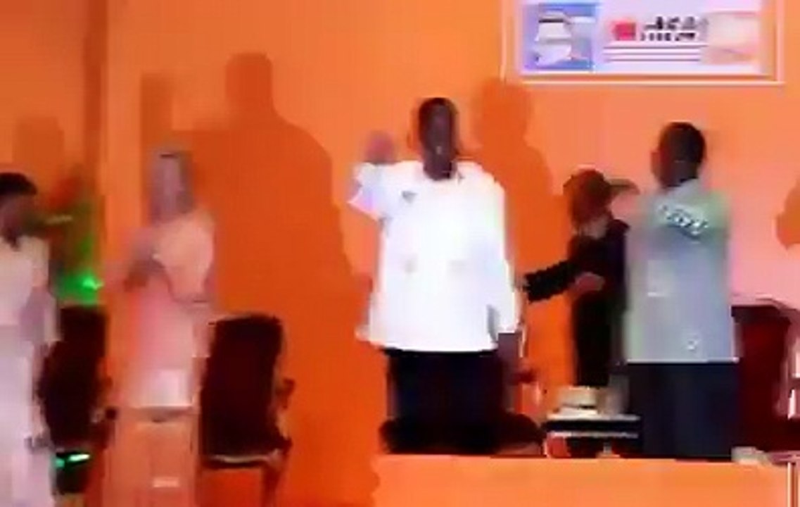 Le président Ado et le Président Bédié ainsi que leur épouses respective danse ensemble pour RHDP