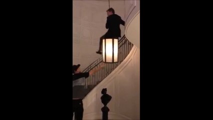 Faire de la balançoire sur un lustre... Mauvaise idée