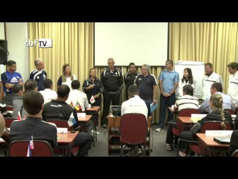 Árbitros e assistentes FIFA encerram treinamento