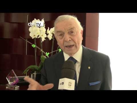 Marin visita a Sub-17 e deixa mensagem para jogadores