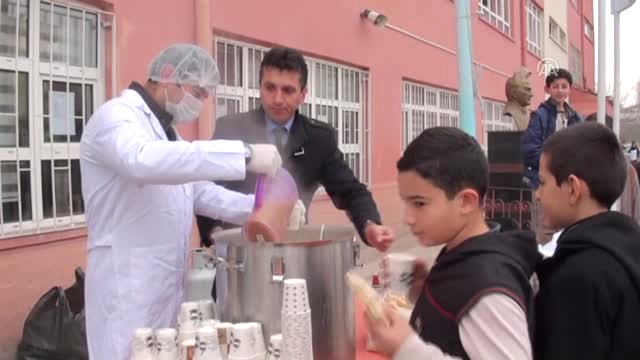 Çubuk'ta Esnaftan Öğrenciye Sıcak Çorba İkramı