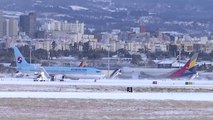 제주공항, 하루 세 차례 활주로 폐쇄...220여 편 결항 / YTN