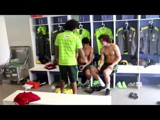 Marcelo se apresenta e jogadores celebram a chegada do lateral