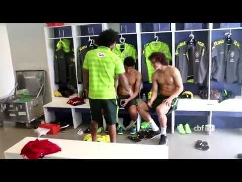 Marcelo se apresenta e jogadores celebram a chegada do lateral