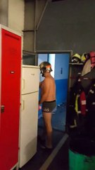 Un pompier se douche sous les fuites d’eau pour dénoncer la vétusté de sa caserne