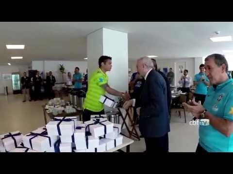 Presidente da CBF visita jogadores e comissão técnica na Granja Comary