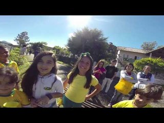 David Luiz atende torcida mirim que prestigiou treino da Seleção