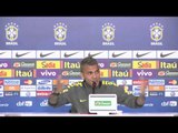 Daniel Alves explica emoção antes das partidas