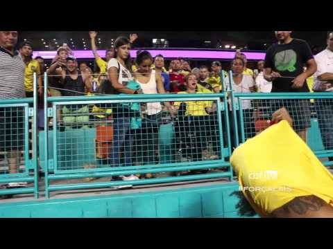 Laís Souza ganha a camisa de Marcelo após o jogo em Miami