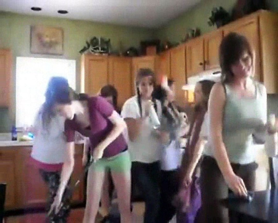 groupe de filles chante et danse avec Don Jess