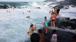 Des vagues géantes viennent balayer des touristes dans cette piscine naturelle de Kiama (australie)