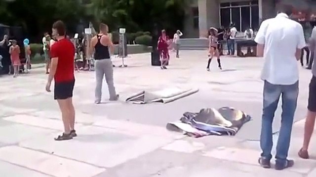 Cette mamie rejoint une danseuse de rue en plein show et lui vole la vedette