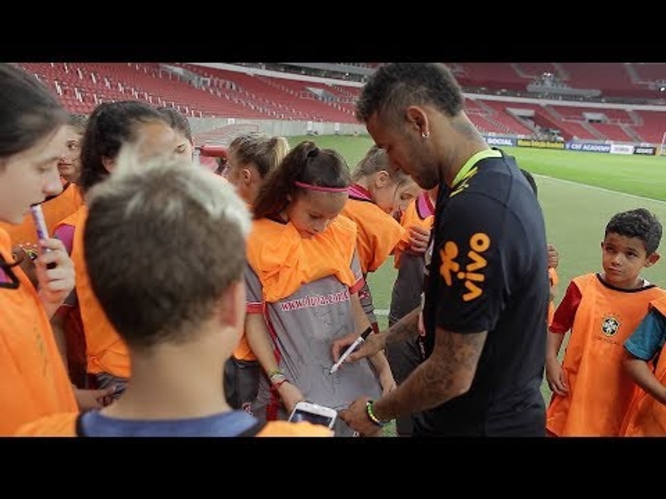 CBF Social: Neymar, Dani Alves e companhia alegram a garotada