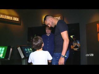 Renato Augusto faz alegria de torcedores em visita ao Museu Seleção Brasileira