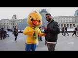 Canarinho mostra habilidade nos pontos turísticos de Paris