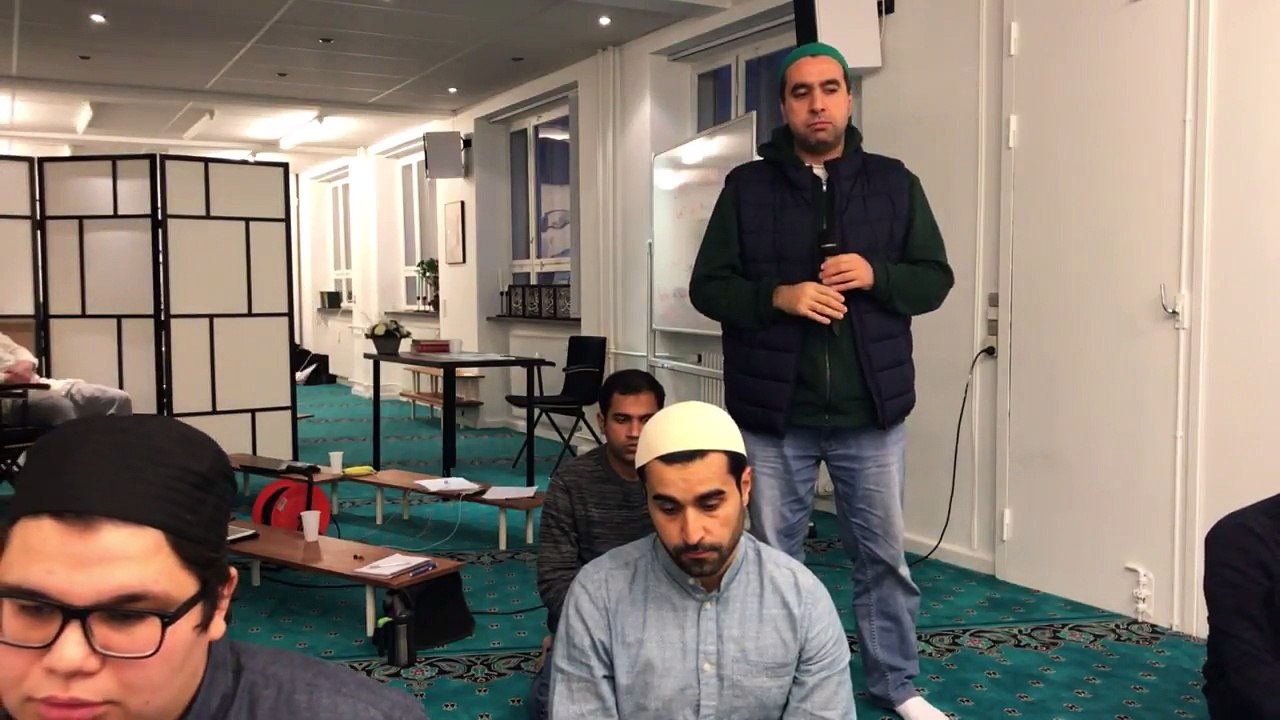 Adhaan Maghreb Madeenah. Medine makamında akşam ezanı. Hafız Metin Demirtaş. Dansk İslamisk Center Nørrebro, Danmark.Medine ezani dinle.Adhaan Madeenah.اذان مدني. Azan Masjid Nabawi Sheikh Essam Bukhari. Imitation muazzin Madinah. Medine müezzini taklidi.