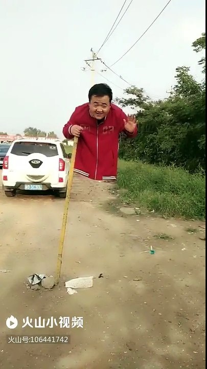 Cet homme nous montre un tour de magie très spéciale, mais son ami a tout expliqué!
