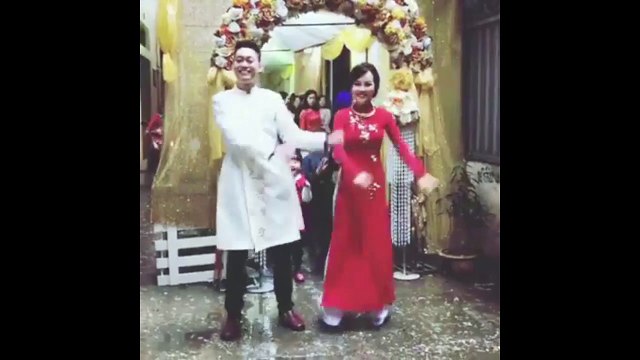 Những khoảnh khắc vui vẻ của vợ chồng Nhật Anh Trắng trong đám hỏi