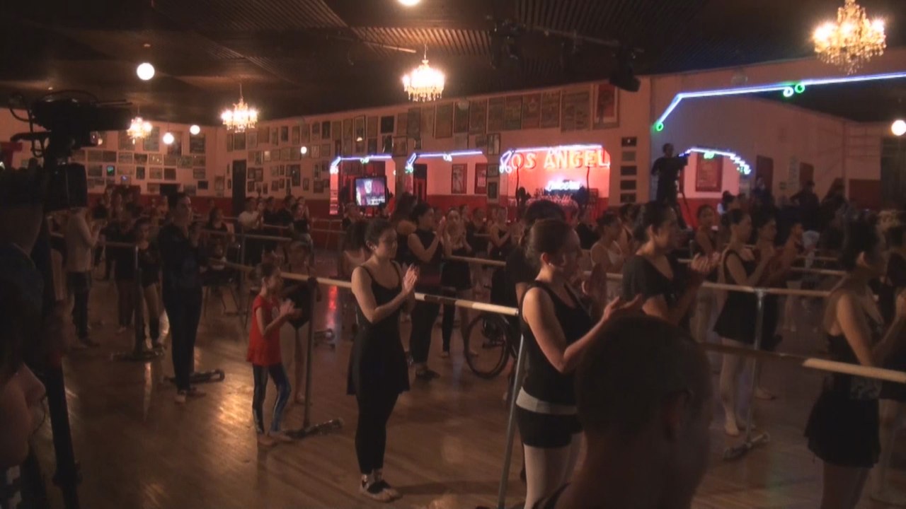 Experimentada bailarina mexicana imparte clase para apoyar reconstrucción tras sismos