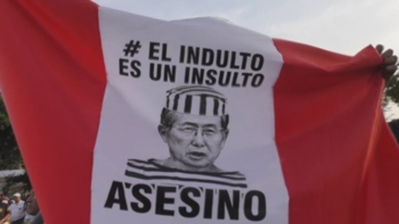Miles peruanos protestan contra indulto a Fujimori, que consideran un insulto
