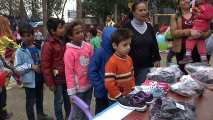 Gönüllüler tarım işçisi çocuklarına mont ve ayakkabı yardımı yaptı