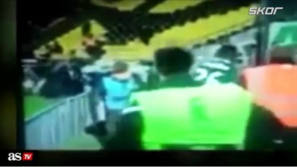 Barcelona'nın yeni transferi Yerry Mina fotoğrafçının ekipmanlarını aldı