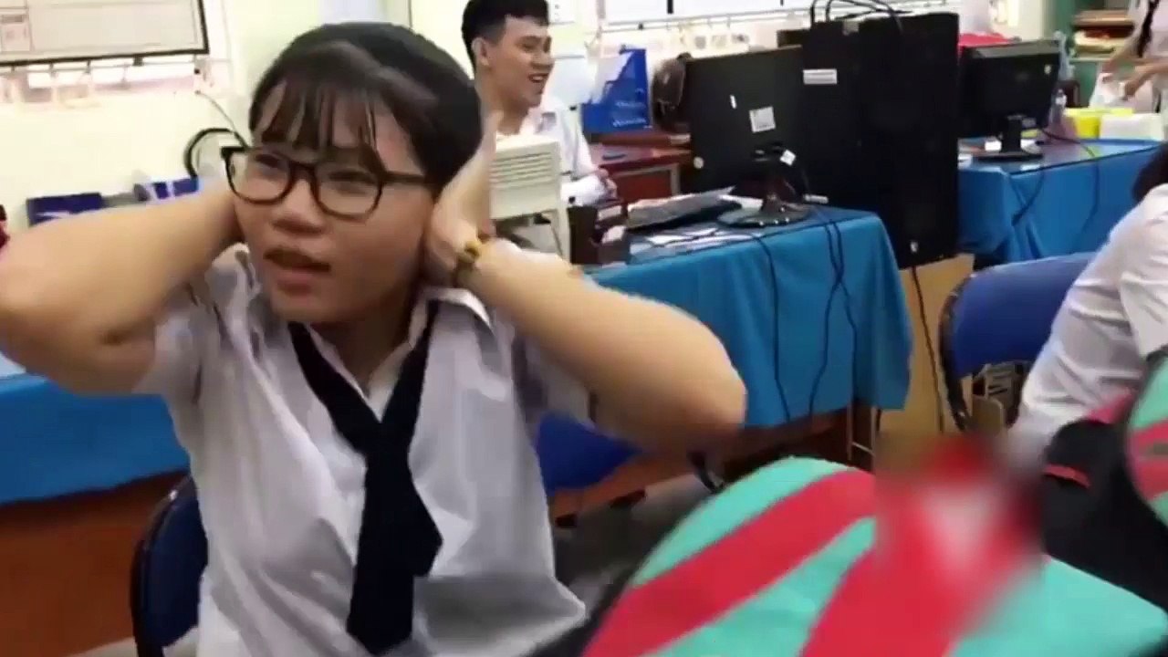 Làm sao để an ủi một đứa bạn thất tình? Chính là chạy theo nó hát một loạt bài hát đau khổ