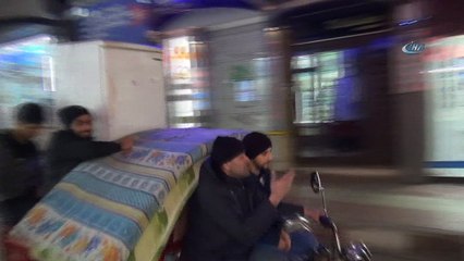 Elektrikli bisikletle ev eşyası taşıdılar