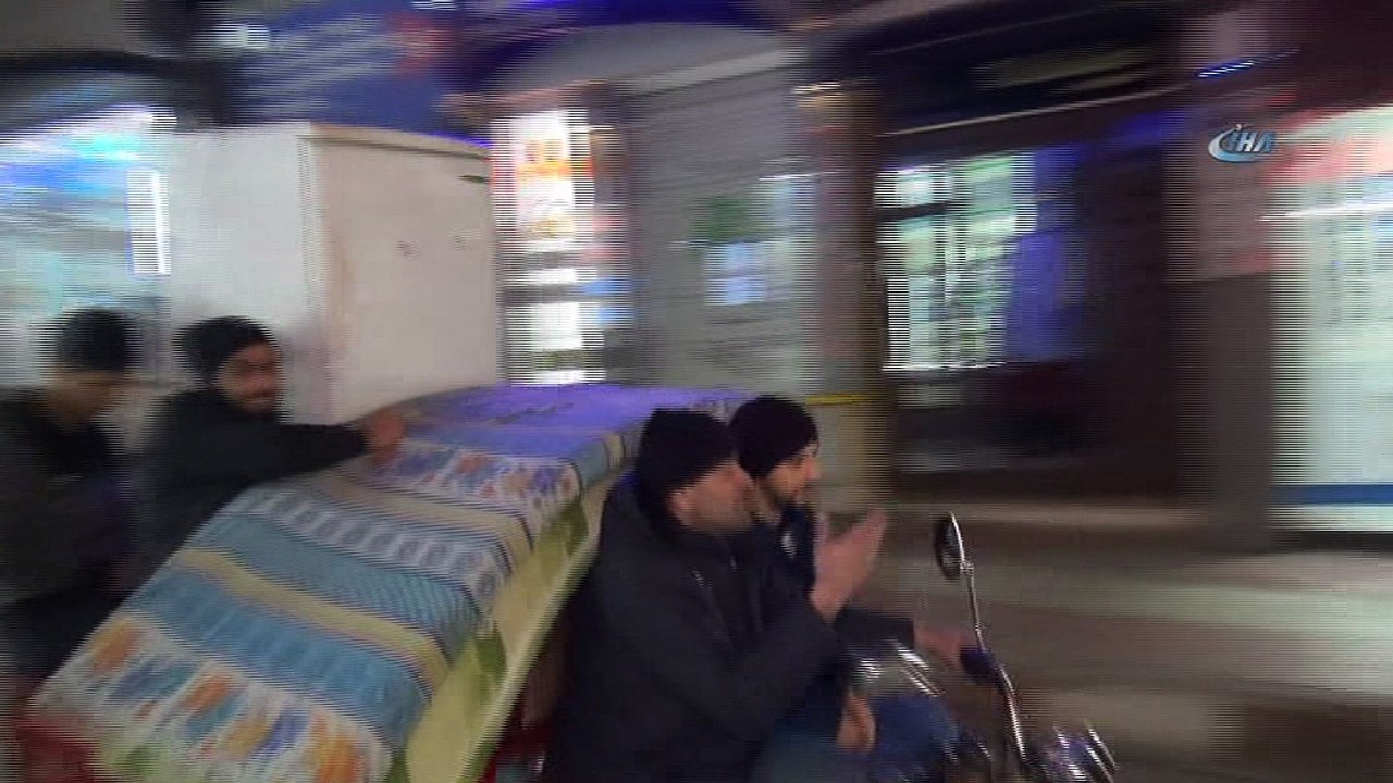 Elektrikli bisikletle ev eşyası taşıdılar