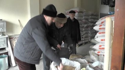 Soğuk Havada Yemsiz Kalan Güvercinleri Esnaf Doyuruyor