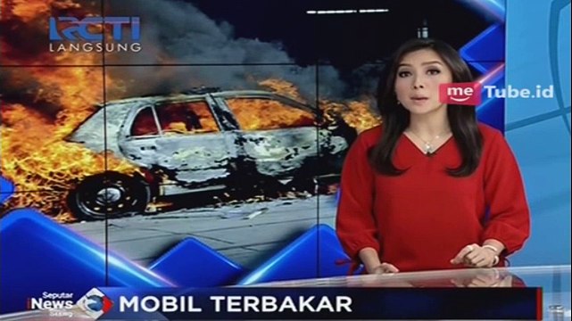 Mobil Boks Terbakar di Pintu Keluar Tol Cempaka Putih
