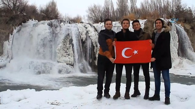 Muradiye Şelalesi kısmen dondu... Üniversite öğrencileri hayran kaldı