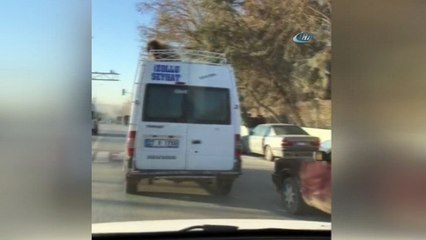 Minibüsün üstüne koyun bağlayan sürücü tehlikeli anlar yaşattı