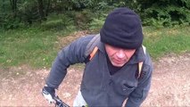 Un cycliste s'en prend à un motard en pleine forêt