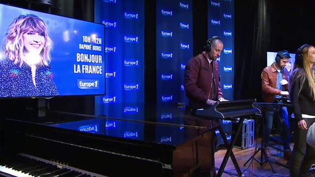 Le groupe Synapson interprète en live Hide Away avec Holly Martin sur Europe 1