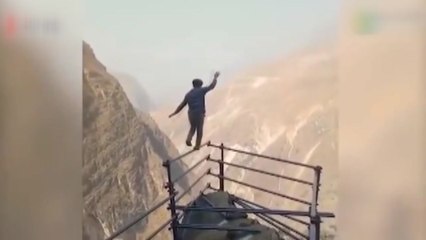 [이브닝] 목숨 건 아찔 곡예 男..."사고 우려" / YTN