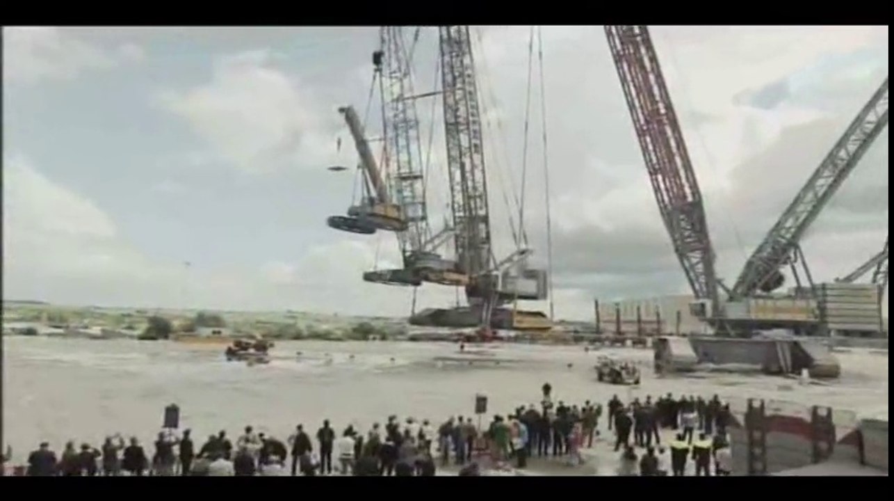 Cette grue géante peut soulever 3 autres grues - Liebherr Crane Mobile