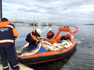 Yakıtla Kaplanan Urla Limanında Temizleme Çalışmaları Sürüyor