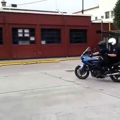 Como mudar de posição em uma moto em movimento