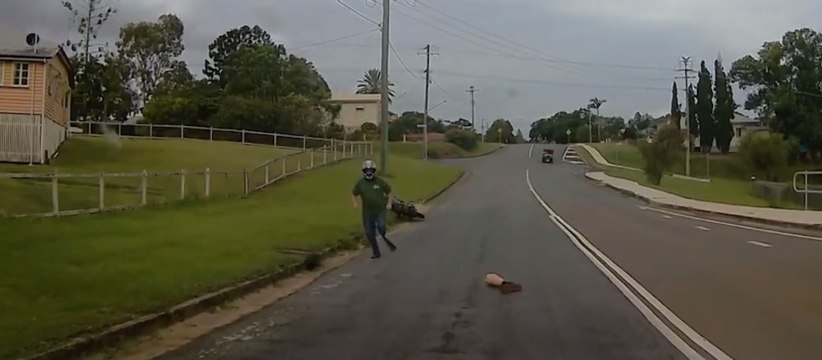 Un motocycliste perd sa jambe artificielle sur la route (Vidéo)